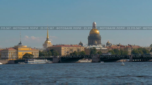 Санкт-Петербург, Россия - 9 июля 2016: вид на Исакиевский собор с воды. Стоковое видео, видеограф Игорь Усачев / Фотобанк Лори