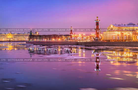 Санкт-Петербург. Розовое утро на Стрелке с Ростральными колоннами. Rostral columns on a pink winter morning (2018 год). Редакционное фото, фотограф Baturina Yuliya / Фотобанк Лори