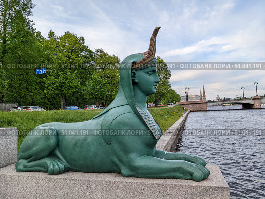 Санкт-Петербург, Сфинкс на набережной реки Малой Невки (2022 год). Редакционное фото, фотограф Мартыщенко Надежда / Фотобанк Лори