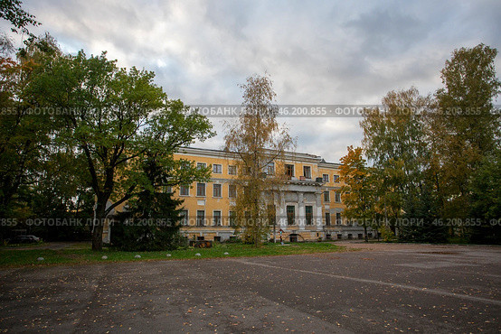 Санкт-Петербург. Стрельна. Троицкая Сергиева Приморская пустынь. Внутренний двор.  Церковь святого Валериана. Редакционное фото, фотограф Литвяк Игорь / Фотобанк Лори