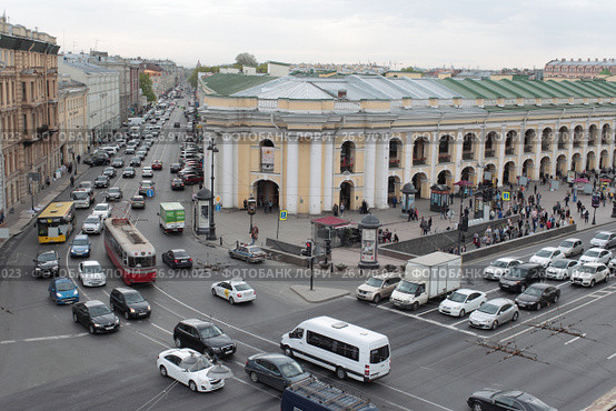 Санкт-Петербург, транспорт выезжающий на Невский проспект  с улице Садовая (2017 год). Редакционное фото, фотограф Дмитрий Неумоин / Фотобанк Лори