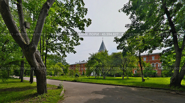 Санкт-Петербург, Троице-Сергиева Приморская пустынь. Братский корпус с Надвратной церковью св. Саввы Стратилата. Архитектор Горностаев. Вид со стороны внутреннего двора. Стоковое фото, фотограф Елена  Попкова / Фотобанк Лори
