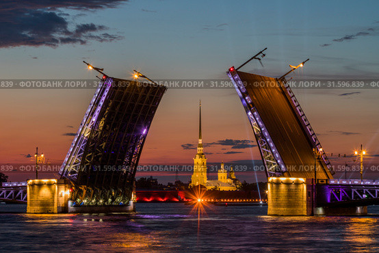 Санкт-Петербург. Вид на Дворцовый мост и Петропавловскую крепость (2019 год). Редакционное фото, фотограф Литвяк Игорь / Фотобанк Лори