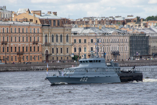 Санкт-Петербург. Военный корабль на параде в день Противодиверсионный катер П-449 "Юнармеец Дагестана" проекта 21980 Каспийской флотилии ВМФ России. Бортовой номер 602 (2023 год). Редакционное фото, фотограф Литвяк Игорь / Фотобанк Лори