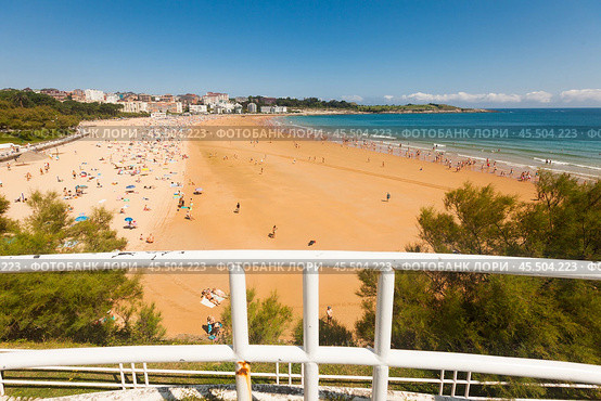 Santander, SPAIN - July 21, 2019: Embankment of the city beach Sardinero of Santdander in summer. Cantabria. Spain. Редакционное фото, фотограф Татьяна Яцевич / Фотобанк Лори