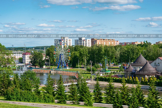 Saransk, Mordovia, Russia - June 5, 2023. City view of the park named after. Pushkin, the Saranka River and the Park Hotel. Редакционное фото, фотограф Оксана Медведева / Фотобанк Лори