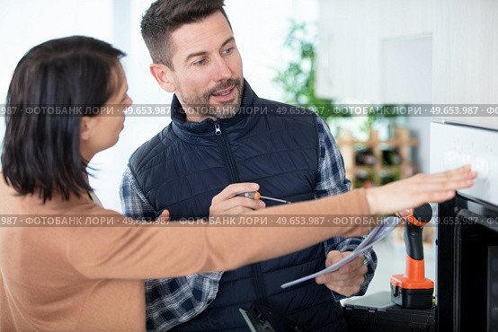 satisfied female customer with oven repair bill. Стоковое фото, агентство Ingram Publishing / Фотобанк Лори