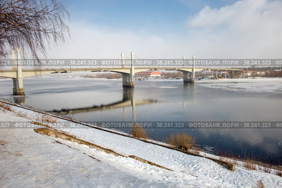 Савеловский мост через Волгу в городе Кимры Тверской области, Россия. Вид с набережной Фадеева в зимний день. Архитектура, здания и живописная природа. Пейзаж Кимр (2021 год). Стоковое фото, фотограф Pukhov K / Фотобанк Лори