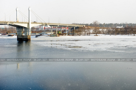 Савеловский мост через Волгу в городе Кимры Тверской области, Россия. Вид с набережной Фадеева в зимний день. Архитектура, здания и живописная природа. Пейзаж Кимр (2021 год). Стоковое фото, фотограф Pukhov K / Фотобанк Лори