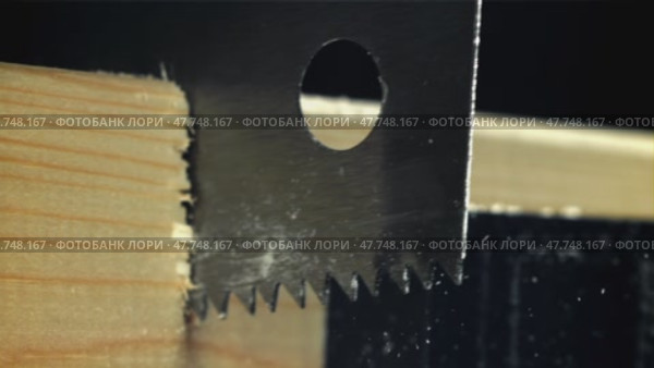 Sawing the board. Filmed on a high-speed camera at 1000 fps. Стоковое видео, видеограф Артем Шадрин / Фотобанк Лори