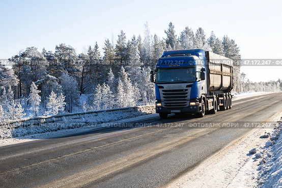 Scania truck on road. Редакционное фото, фотограф Юлия Бабкина / Фотобанк Лори