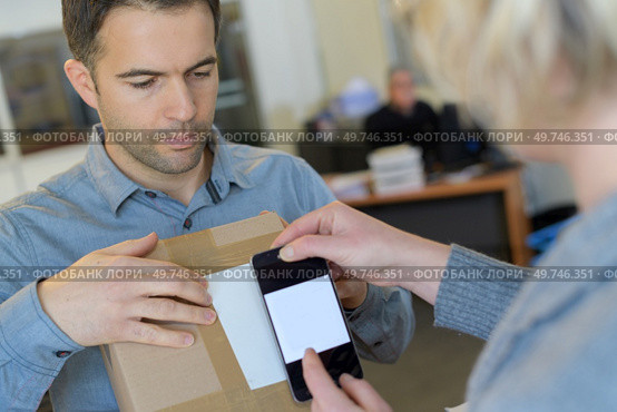 scanning the label on the boxes with barcode scanner. Стоковое фото, агентство Ingram Publishing / Фотобанк Лори