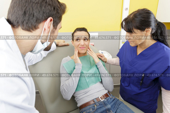 scared patient in dentist consultation. Стоковое фото, агентство Ingram Publishing / Фотобанк Лори