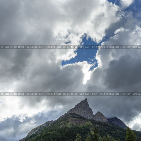 Scenic view of mountain peak, Red Rock Canyon Parkway, Waterton Lakes National Park, Alberta, Canada. Стоковое фото, агентство Ingram Publishing / Фотобанк Лори