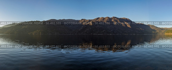 Scenic view of the lake at the Vilarinho das Furnas Dam, Peneda Geres National Park, in Portugal. Стоковое фото, агентство Ingram Publishing / Фотобанк Лори