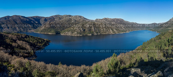 Scenic view of the lake at the Vilarinho das Furnas Dam, Peneda Geres National Park, in Portugal. Стоковое фото, агентство Ingram Publishing / Фотобанк Лори