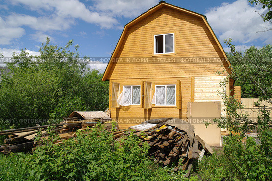 Щитовой домик на дачном участке (2010 год). Стоковое фото, фотограф Parmenov Pavel / Фотобанк Лори