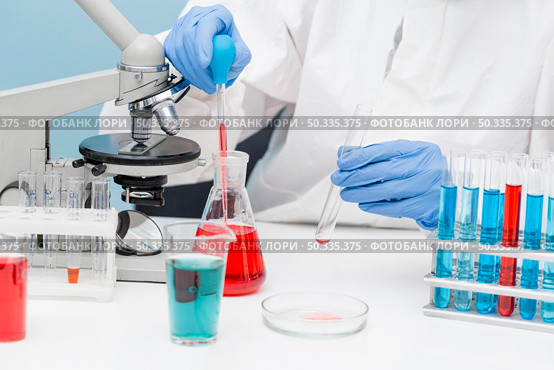 scientist working with chemical substances. Стоковое фото, агентство Ingram Publishing / Фотобанк Лори