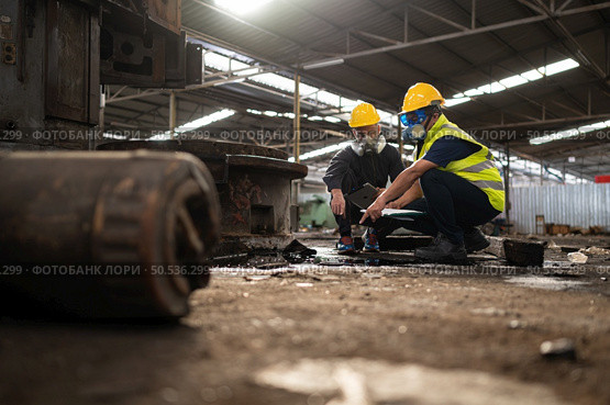Scientists and government officials Inspect and collect chemical leak samples in industrial sites. to be thoroughly investigated in the laboratory. Стоковое фото, агентство Ingram Publishing / Фотобанк Лори