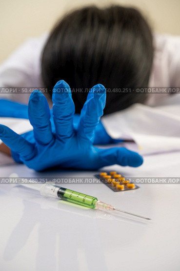 Scientists sat down at the table and had drugs and syringes. Стоковое фото, агентство Ingram Publishing / Фотобанк Лори