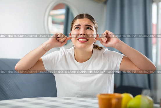 Screaming displeased young woman splashing out emotions. Стоковое фото, фотограф Яков Филимонов / Фотобанк Лори