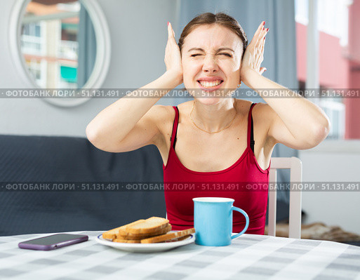 Screaming displeased young woman splashing out emotions. Стоковое фото, фотограф Яков Филимонов / Фотобанк Лори