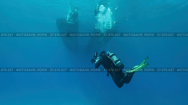 Scuba diver swim towards diving boat in blue water. Mediterranean Sea, Cyprus. Стоковое фото, фотограф Некрасов Андрей / Фотобанк Лори