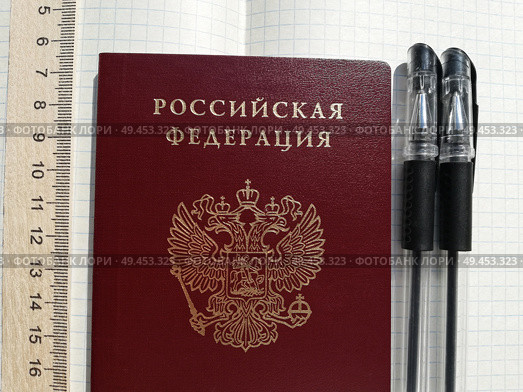 Сдача ЕГЭ и ОГЭ по математике: паспорт, две черные гелиевые ручки, линейка на тетради в клетку. Стоковое фото, фотограф Ольга Дерябина / Фотобанк Лори