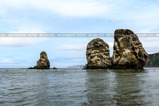 Seascape of Kamchatka Peninsula, view on Three Brothers Rocks in Avacha Bay (Avachinskaya Bay), Pacific Ocean, Russia. Стоковое фото, фотограф VittoriaChe / Фотобанк Лори