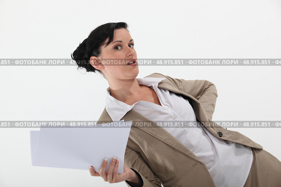 Secretary holding paperwork. Стоковое фото, агентство Ingram Publishing / Фотобанк Лори