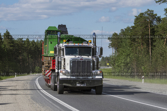 Седельный тягач Петербилт на трассе Сургут-Когалым летом. Peterbilt truck on Surgut-Kogalym highway in summer. (2015 год). Редакционное фото, фотограф Евгений Романов / Фотобанк Лори