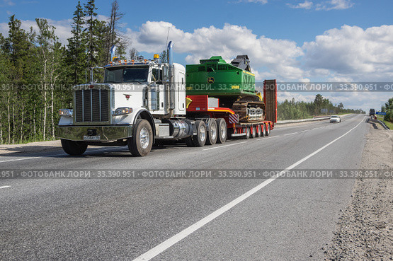 Седельный тягач Петербилт на трассе Сургут-Когалым летом. Peterbilt truck on Surgut-Kogalym highway in summer. (2015 год). Редакционное фото, фотограф Евгений Романов / Фотобанк Лори