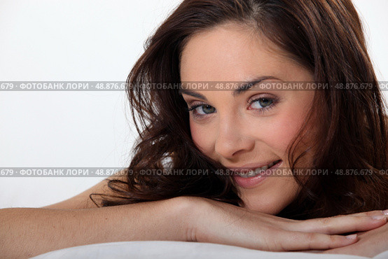 Seductive brunette laying in bed. Стоковое фото, агентство Ingram Publishing / Фотобанк Лори