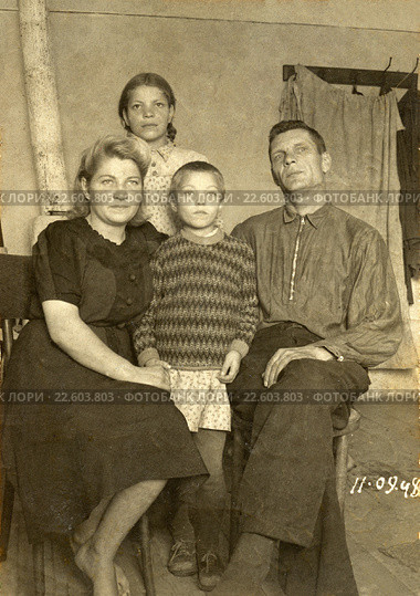 Семейный портрет (1948 год). Редакционное фото, фотограф Зобков Юрий / Фотобанк Лори