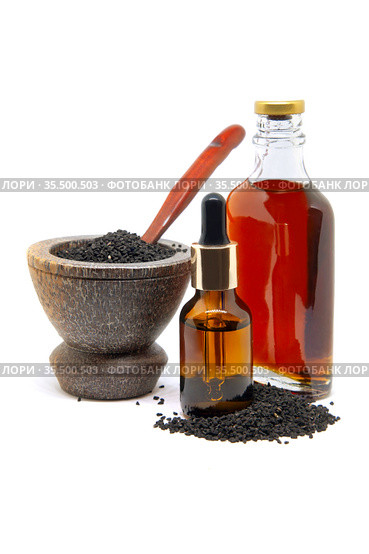 Семена черного тмина (Black cumin) в ступке и масло в бутылках на белом фоне. Стоковое фото, фотограф Татьяна Белова / Фотобанк Лори