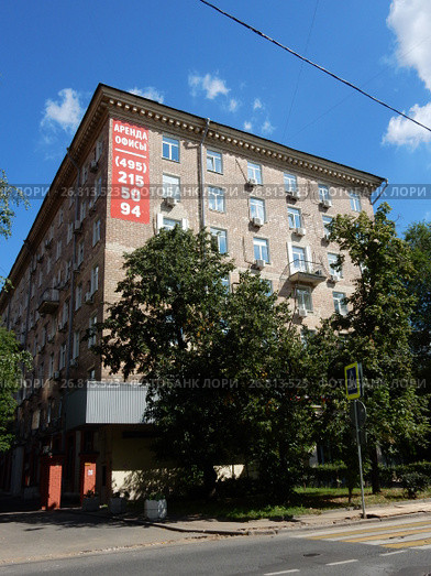 Семиэтажный кирпичный жилой дом. Вывеска о сдаче нежилых помещениий в аренду под офисы. Большой Тишинский переулок, 38. Пресненский район. Москва (2017 год). Редакционное фото, фотограф lana1501 / Фотобанк Лори