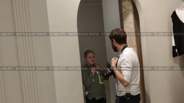 Съемка передачи о мире моды в магазине детской одежды. Рекламная съемка детей моделей. Shooting a program about the fashion world in a children's clothing store. Advertising shooting of children of models. Редакционное видео, видеограф Мария / Фотобанк Лори