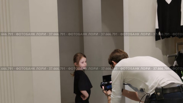 Съемка передачи о мире моды в магазине детской одежды. Рекламная съемка детей моделей. Shooting a program about the fashion world in a children's clothing store. Advertising shooting of children of models. Редакционное видео, видеограф Мария / Фотобанк Лори