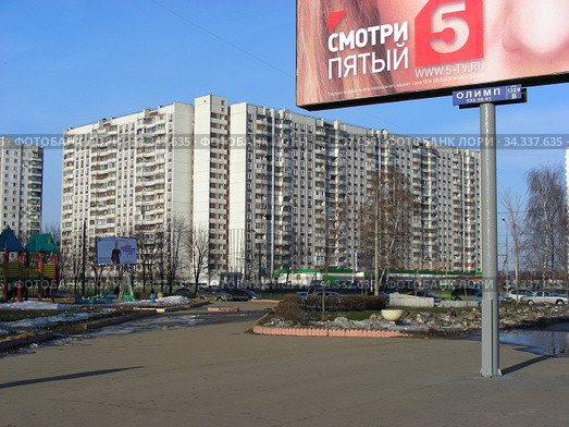 Семнадцатиэтажный десятиподъездный панельный жилой дом серии П-44, построен в 1990 году. Хабаровская улица, 2. Район Гольяново. Город Москва (2010 год). Редакционное фото, фотограф lana1501 / Фотобанк Лори