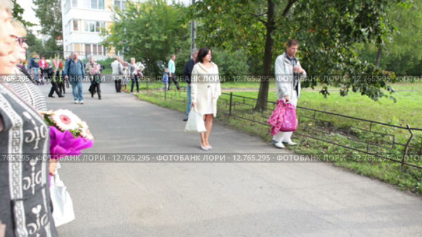 Семья с первоклассником фотографируется во дворе школы на 1 Сентября. День Знаний. Санкт-Петербург (2015 год). Редакционное видео, видеограф Кекяляйнен Андрей / Фотобанк Лори