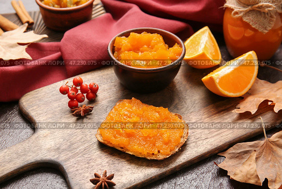 Сэндвич с вкусным тыквенным вареньем на столе. Стоковое фото, фотограф Pixel_shot / Фотобанк Лори
