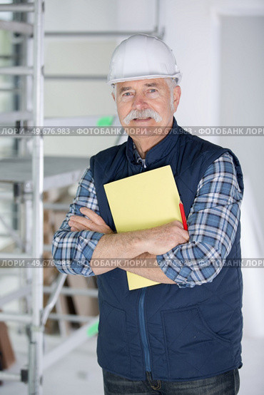 senior engineer builder looking at camera. Стоковое фото, агентство Ingram Publishing / Фотобанк Лори