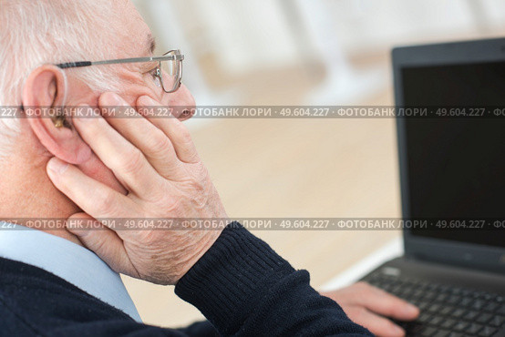 senior man suffering from deafness with computer. Стоковое фото, агентство Ingram Publishing / Фотобанк Лори