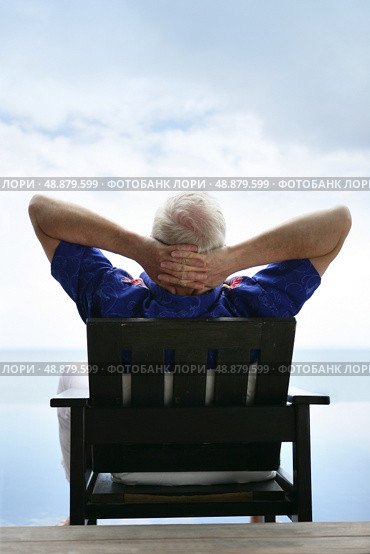Senior relaxing in a deckchair. Стоковое фото, агентство Ingram Publishing / Фотобанк Лори