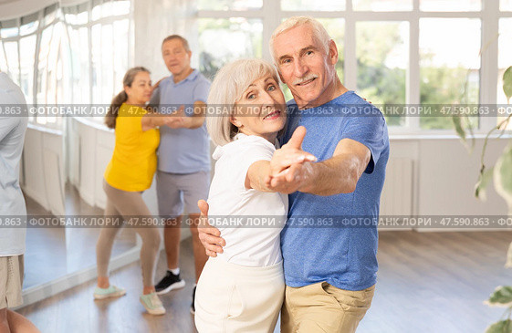 Senior woman and man dancing slow ballroom dance during group class. Стоковое фото, фотограф Яков Филимонов / Фотобанк Лори