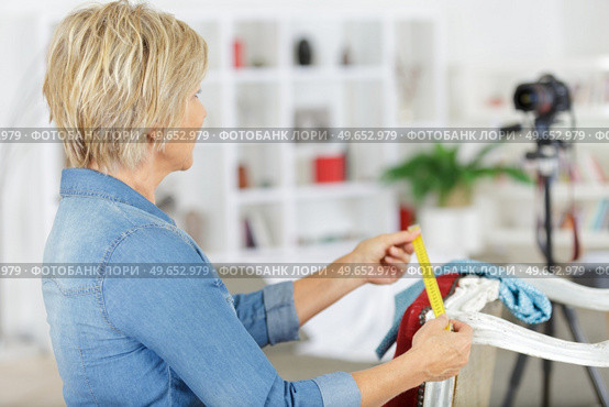 senior woman during vblog. Стоковое фото, агентство Ingram Publishing / Фотобанк Лори