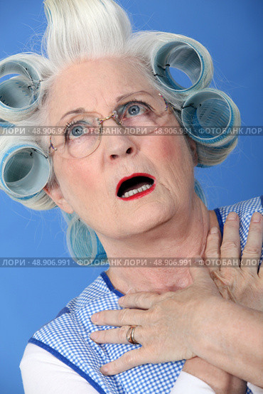senior woman with curlers in her hair looking very surprised. Стоковое фото, агентство Ingram Publishing / Фотобанк Лори