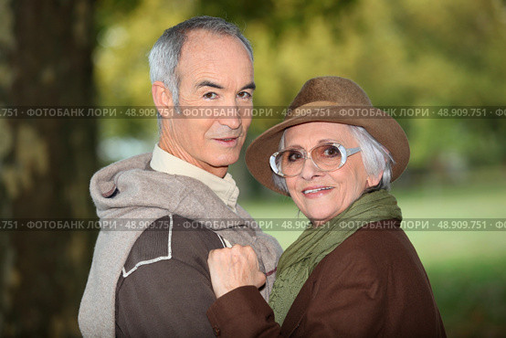 seniors outdoors. Стоковое фото, агентство Ingram Publishing / Фотобанк Лори