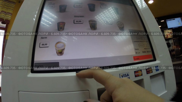 Сенсорный платежный терминал в ресторане Mc’Дональдс, Уфа (2014 год). Редакционное видео, видеограф Mikhail Erguine / Фотобанк Лори