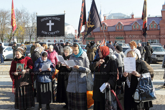 Сергиев Посад. Молебен перед крестным ходом в день празднования 700-летия преподобного Сергия (2014 год). Редакционное фото, фотограф Дмитрий Неумоин / Фотобанк Лори